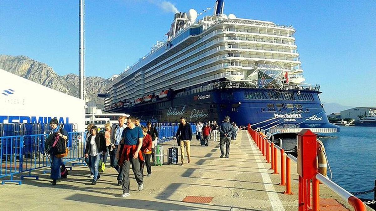 Kruvaziyer ile Antalya'ya 5 bin turist geldi