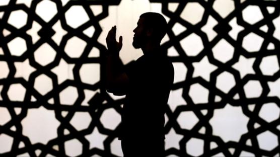 Cuma g�n� sela ile ezan aras�nda hangi dualar okunur?