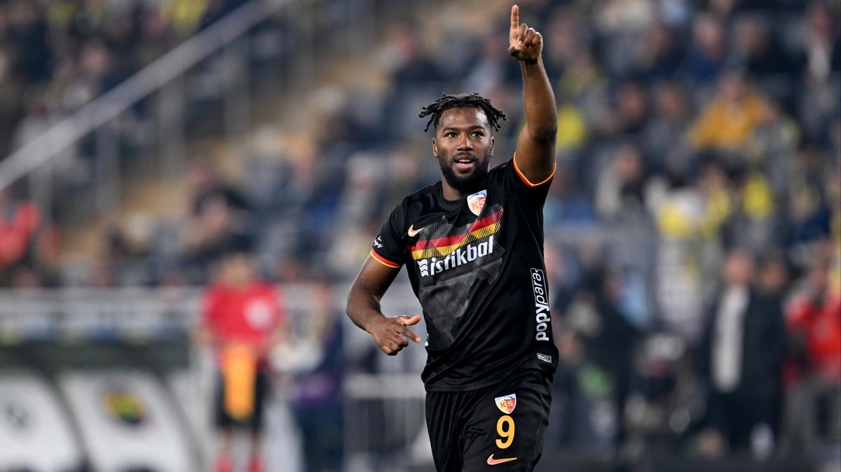 Duckens Nazon atmaya devam ediyor! Gol saysn 7'ye ykseltti 