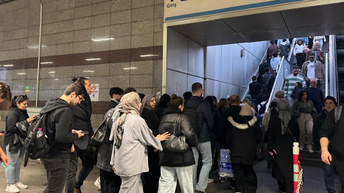 stanbul'da yine bir 'yryen merdiven' krizi! Metrobs duranda younluk olutu