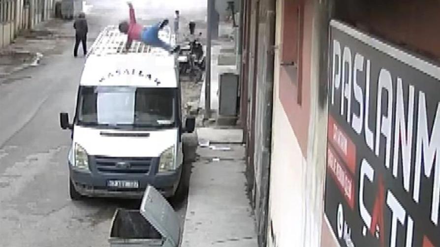 Bebek 2. kattan çöp konteynerine düştü