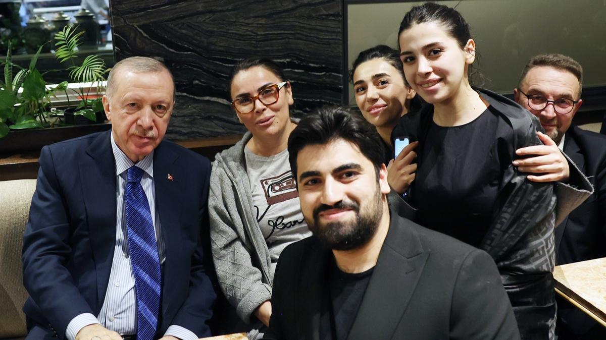 Ankara'da srpriz ziyaret! Cumhurbakan Erdoan, kafede vatandalarla sohbet etti