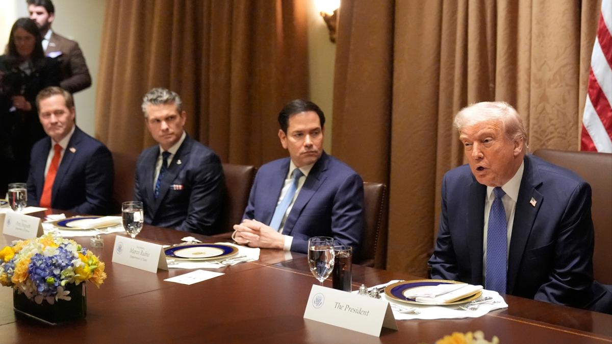 Trump'a en yakn isimlerdendi! ABD ynetiminde istifa depremi