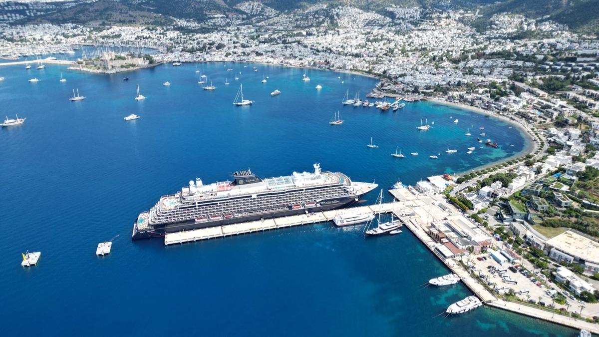 Bodrum'a kruvaziyerle 590 yolcu geldi