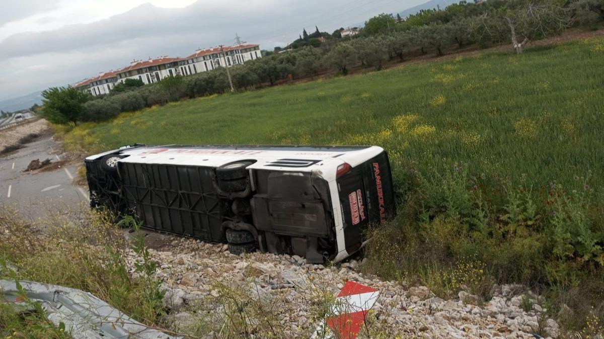 Manisa'da yolcu otobs devrildi