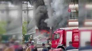 Pendik'te iş yeri alev alev yandı