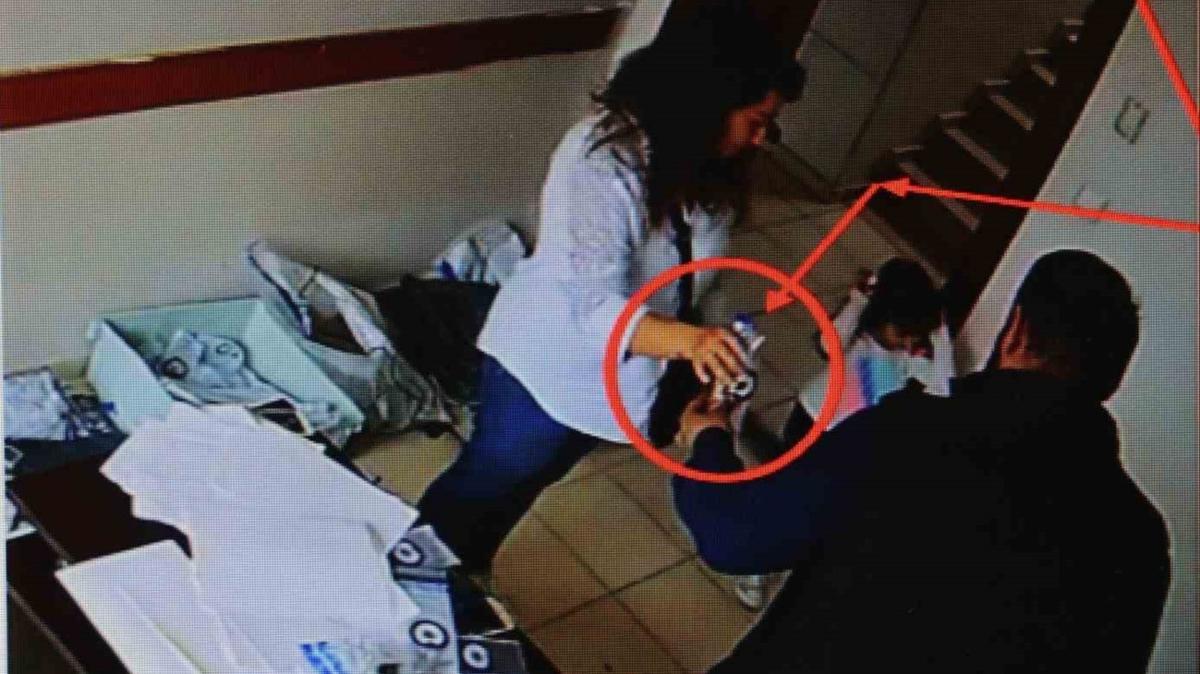 Depremde lenlerin altnlarn zimmetine geiren polis ihra edildi  