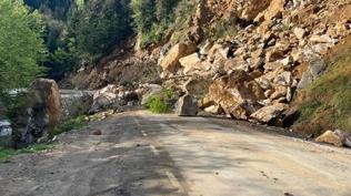 Giresun'da heyelan! Yol ulaşıma kapandı