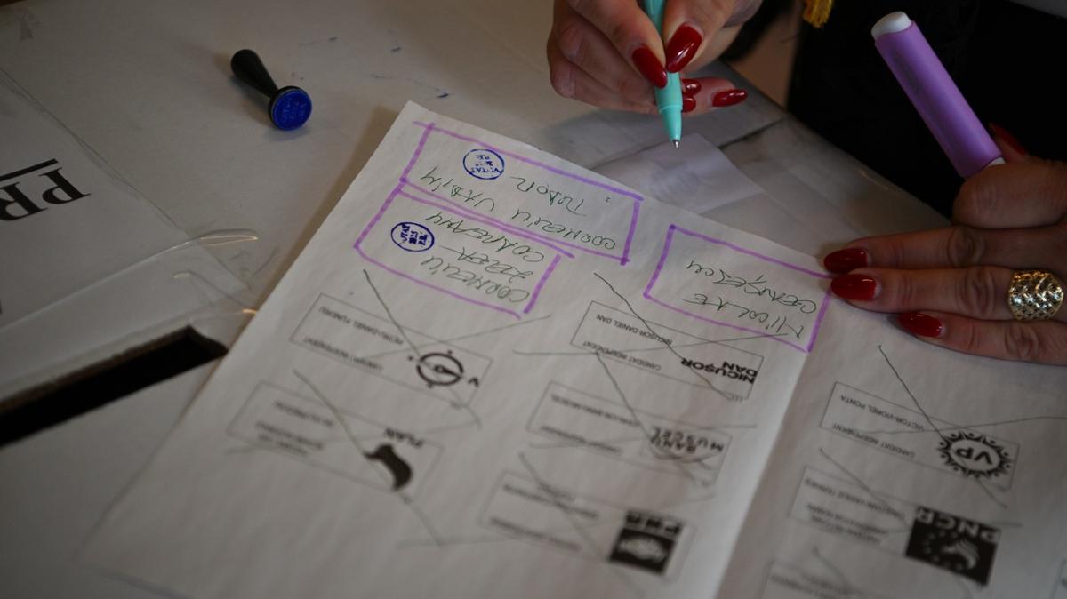 Romanya'da ilk se�im iptal edilmi�ti! Cumhurba�kan� se�imi ikinci tura kald�