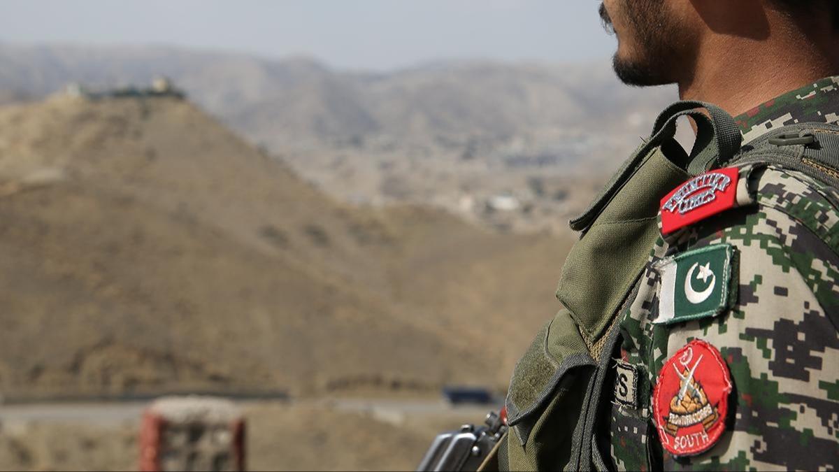 Pakistan'da gvenlik glerine saldr! 'Hindistan ve vekil gleri' sorumlu tutuldu