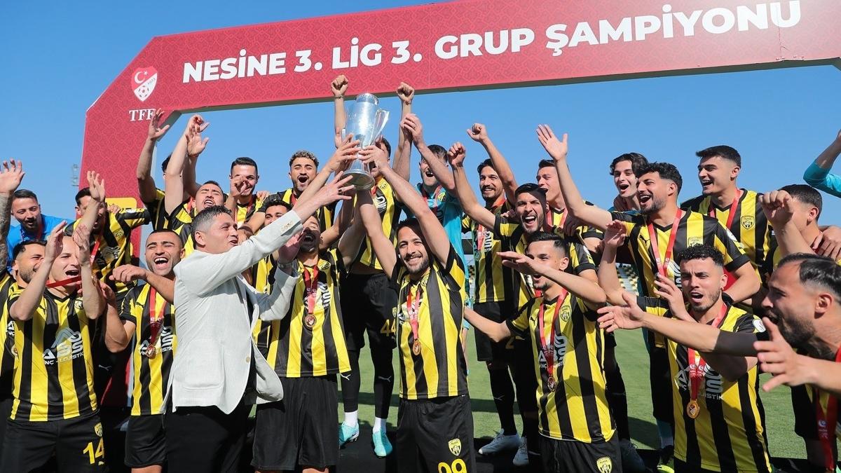 Yenilgisiz ampiyon Aliaa FK, kupay kaldrd  
