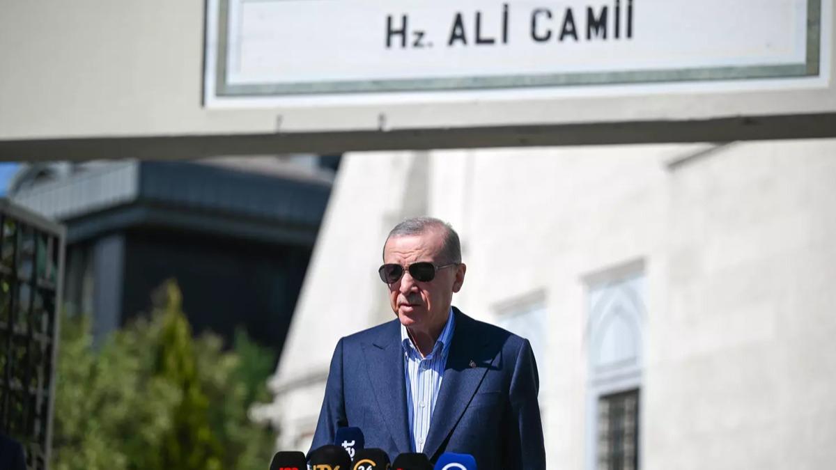 Cumhurbakan Erdoan, cuma namazn skdar'daki Hz. Ali Camisi'nde kld