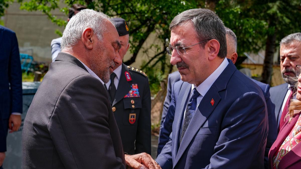 Cumhurbakan Yardmcs Ylmaz'dan, ehit Astsubay Uzun'un ailesine taziye ziyareti