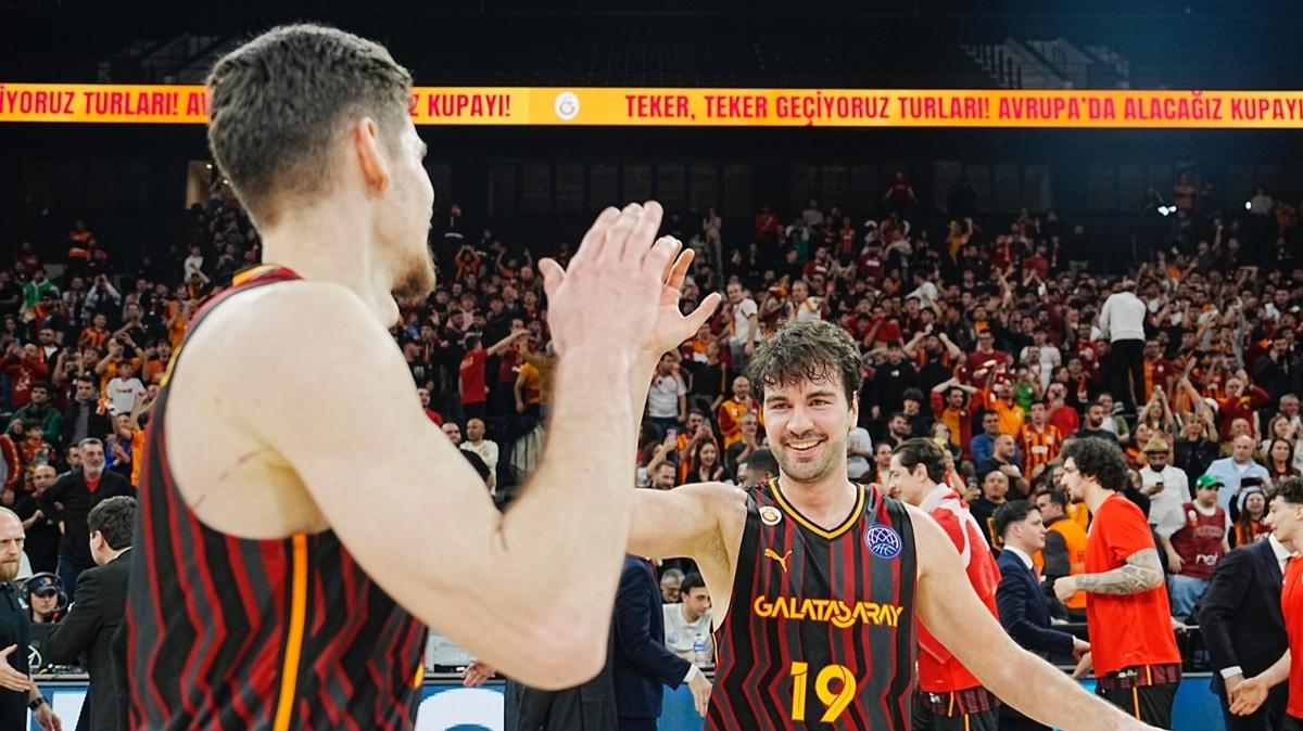 Galatasaray potada kupa iin parkeye kyor