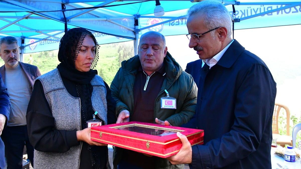 Bakan Uralolu'ndan ehit Berat Mecit Day'n ailesine ziyaret