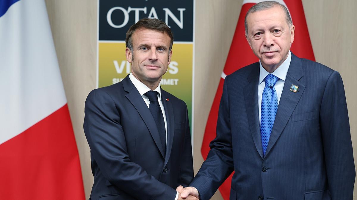 Cumhurbakan Erdoan Macron ile grt: Trkiye ev sahipliine hazr