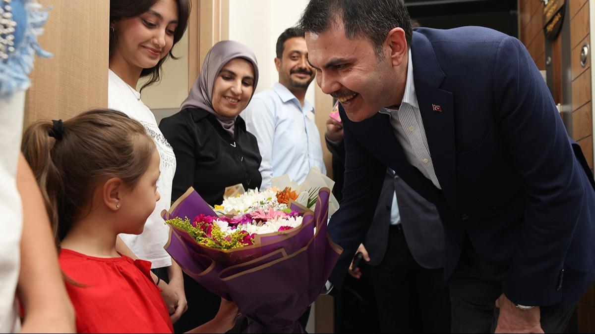Deprem blgesinde verilen szler tutuldu! Bakan Kurum: Her ev huzura kavuana kadar yannzdayz
