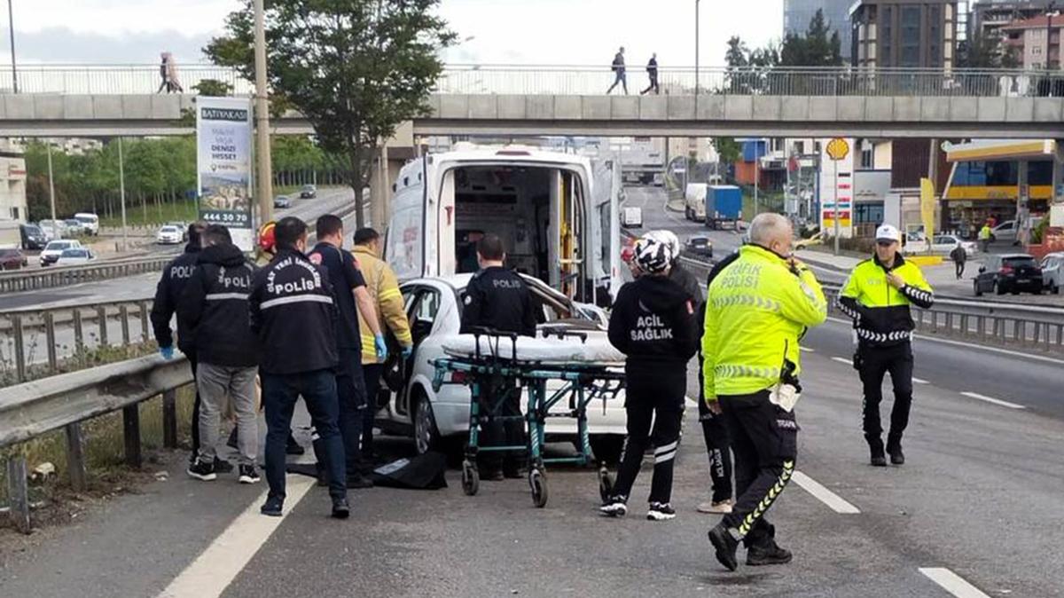 stanbul'da nce otobse sonra bariyerlere apt: 1 l, 4 yaral