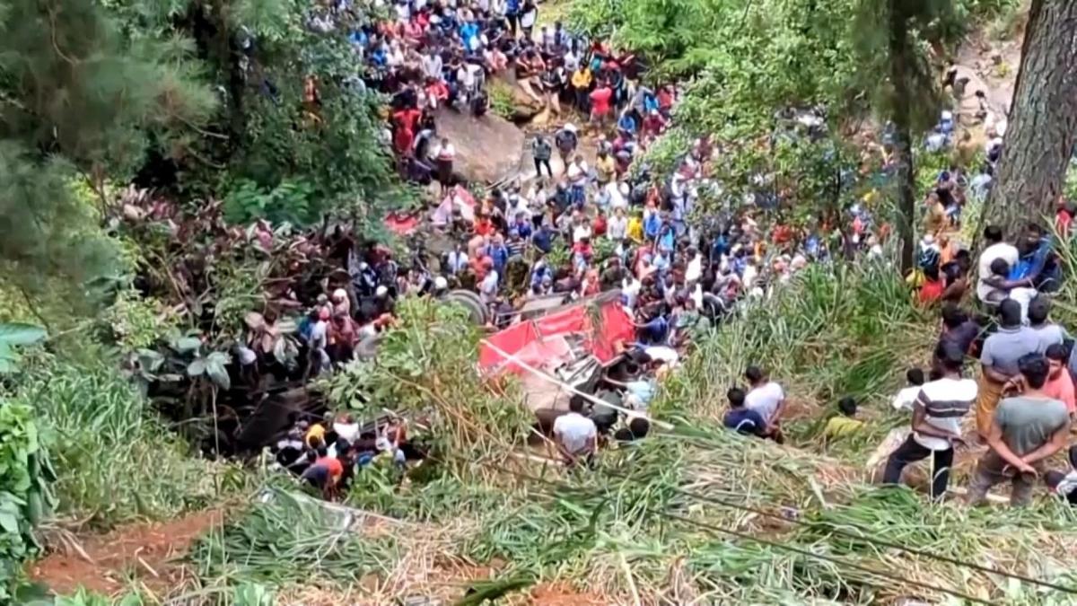 Sri Lanka'da yolcu otobsnn uuruma yuvarland: 21 l