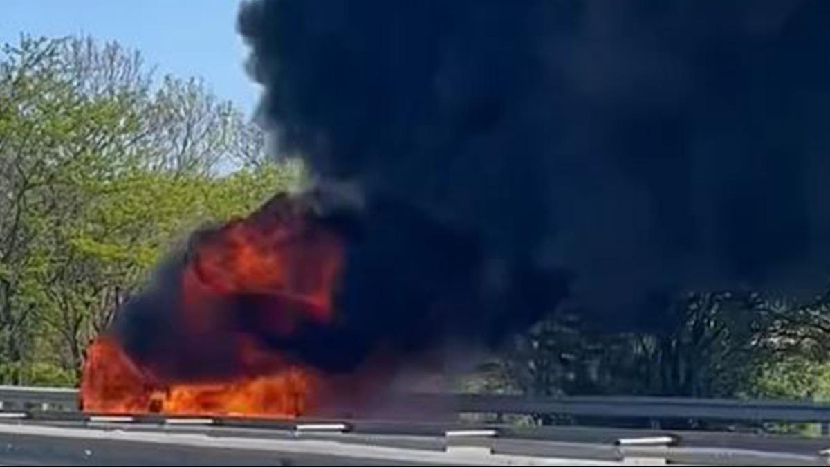 TEM Otoyolu'nda bir otomobil alev ald! Blgede trafik olutu  