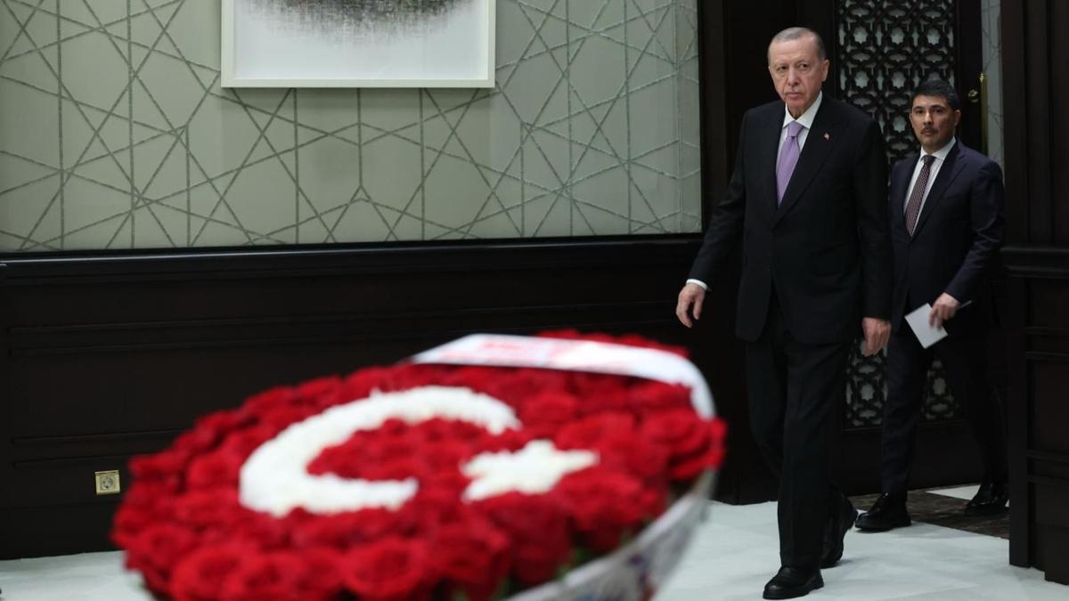 Kabine toplantsnda dikkat eken detay... Baheli'den Erdoan'a ay yldzl elenk