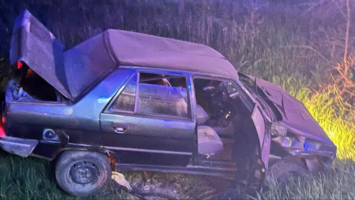 Polis memuru, arampole devrilen otomobilde hayatn kaybetti
