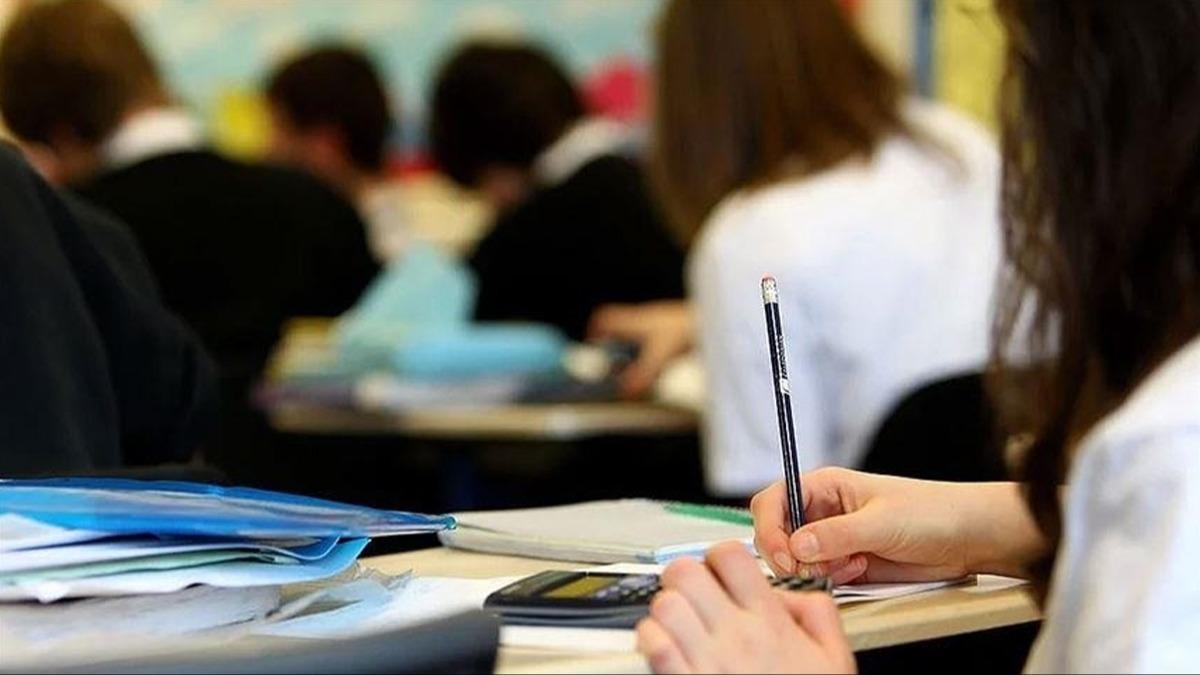 12 yllk zorunlu eitim deiecek mi? Bakan Tekin aklad! 