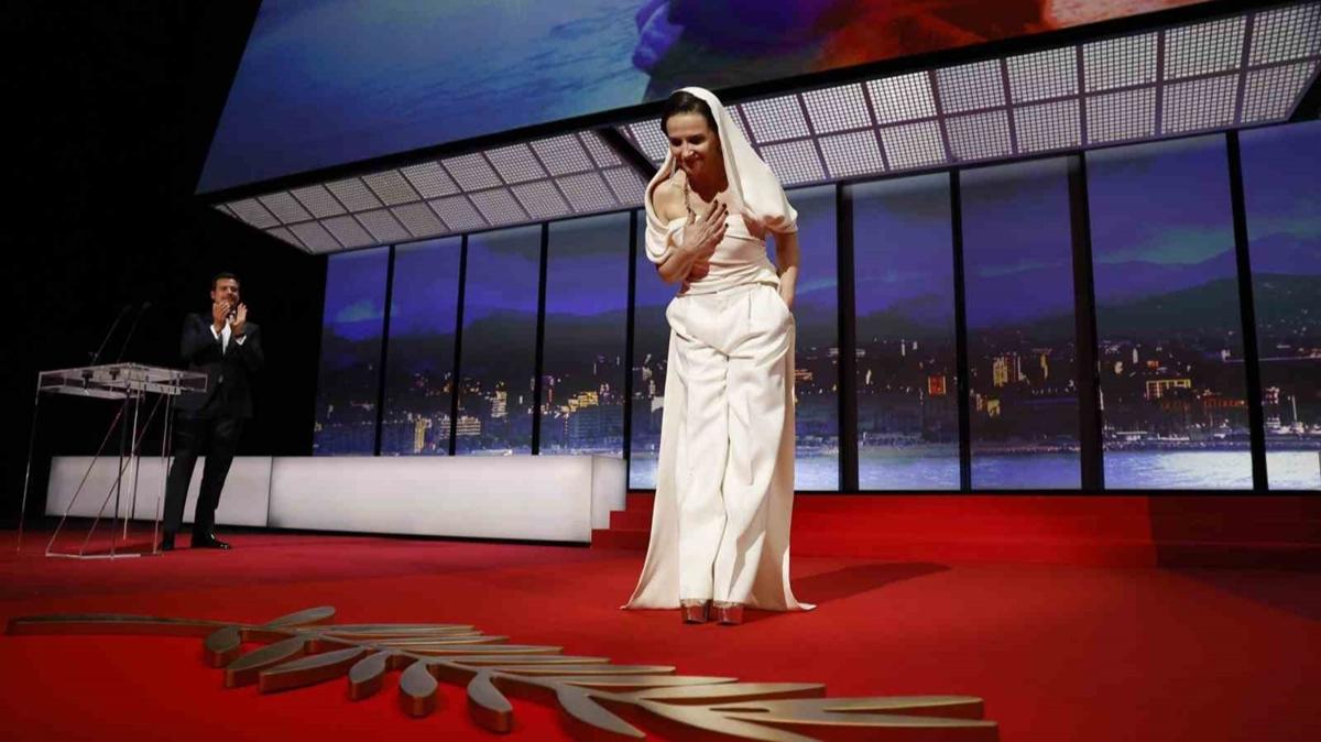 Juliette Binoche Cannes alnda Filistinli gazeteci Hassona'y and