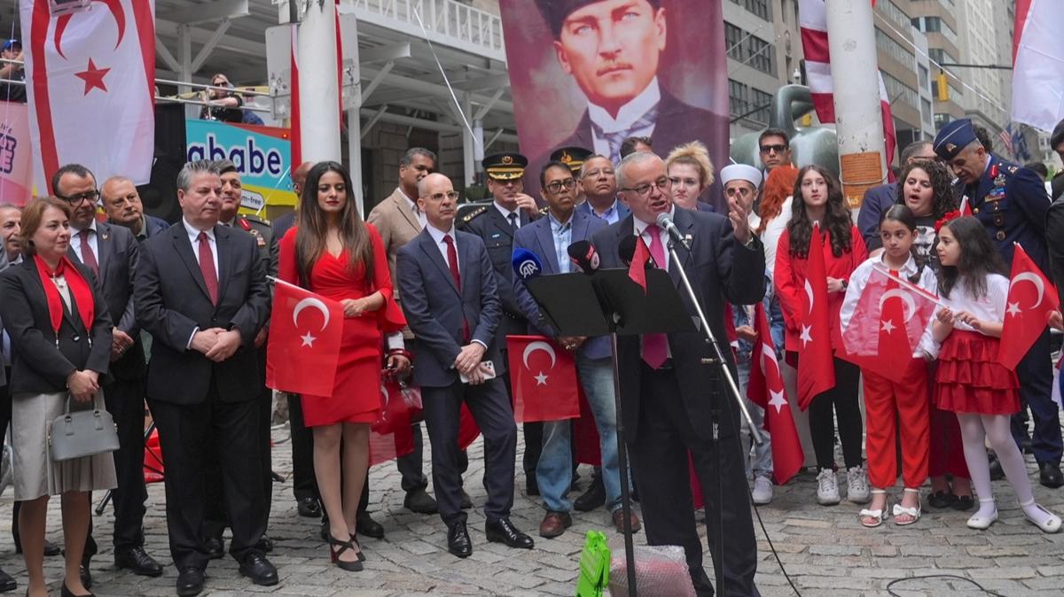 Binlerce km tede 25 yldr sren gelenek! Trk bayra gndere ekildi