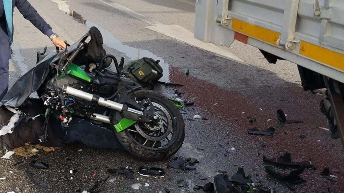 Krmz kta bekleyen kamyona arpan motosikletin srcs hayatn kaybetti 