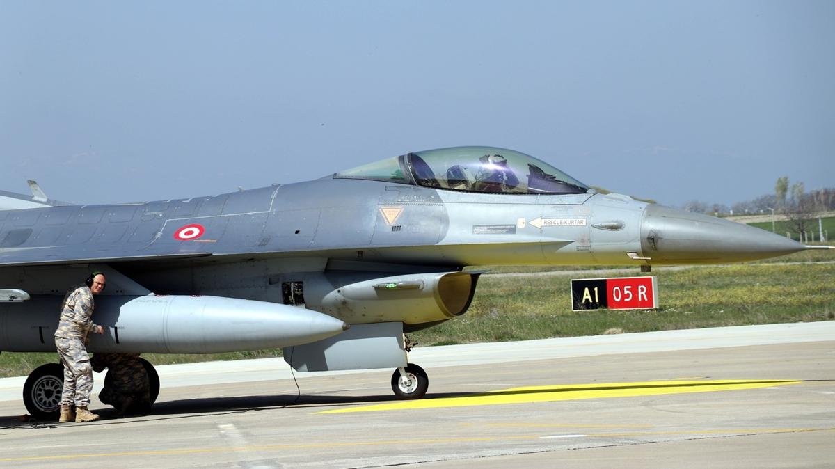 Trkiye'nin gkyzndeki vurucu gc! Trk F-16'lar ite byle grntlendi 