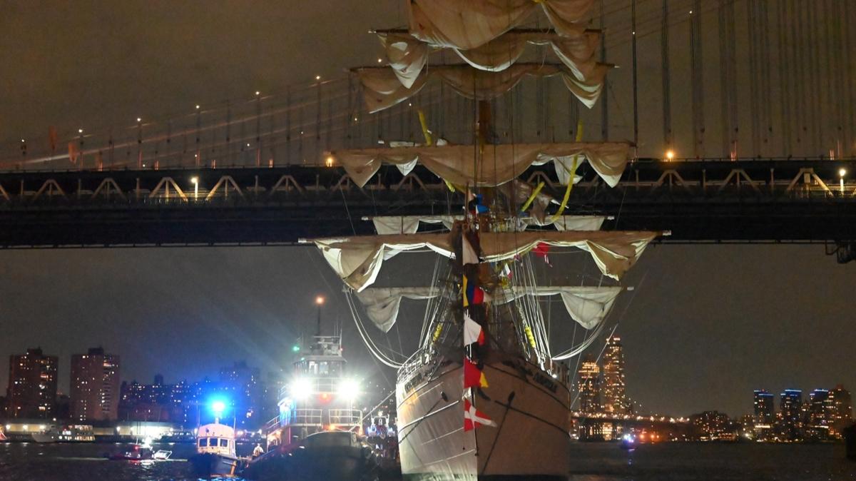 Meksika donanmasna ait gemi New York Brooklyn Kprs'ne arpt: l ve yarallar var