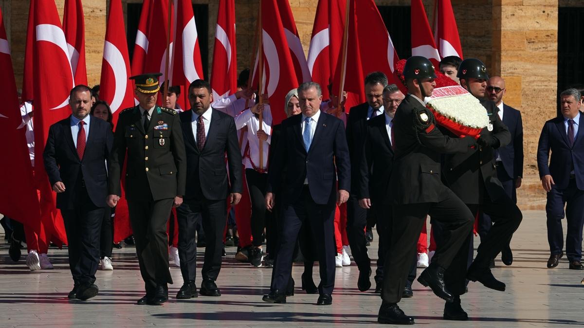 Bakan Bak beraberindeki heyetle Antkabir'i ziyaret etti
