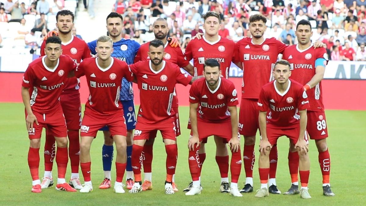 Sper Lig'de kalmay garantileyen Antalyaspor, yeni sezon iin kollar svad