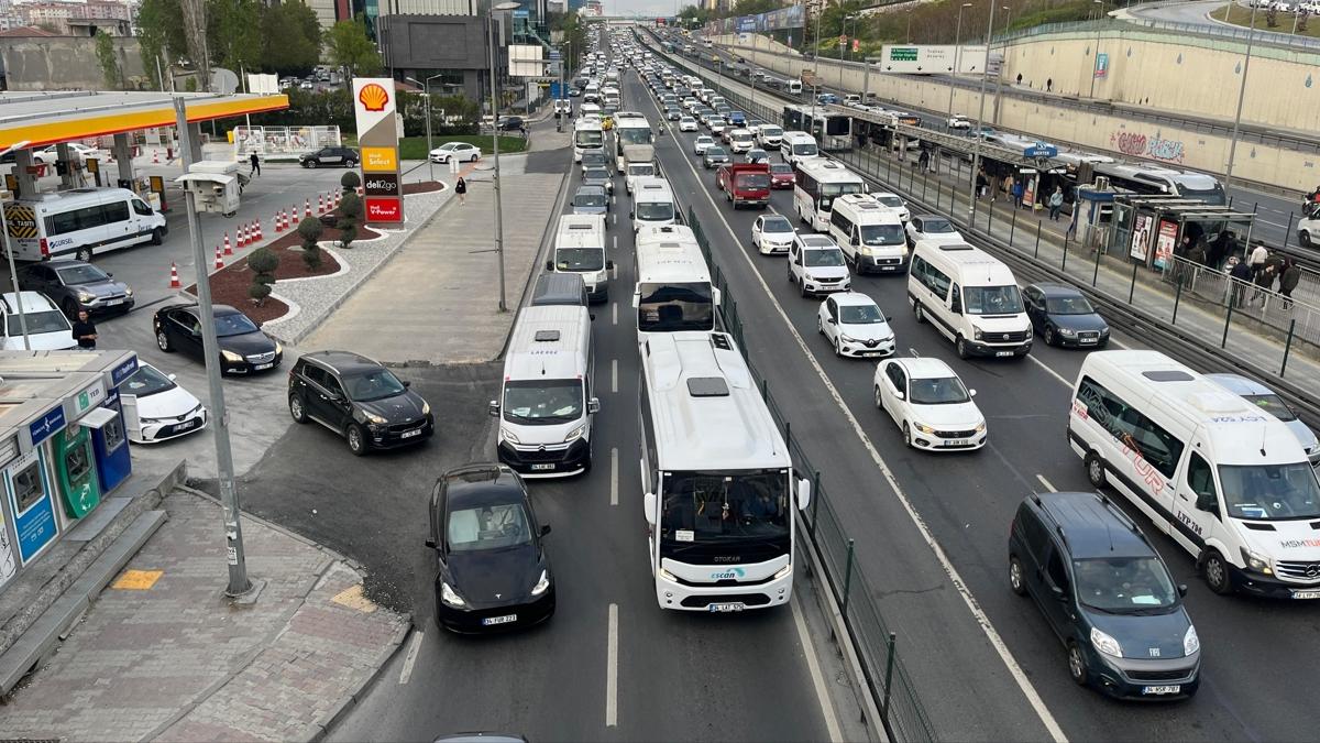 stanbul'da trafik ilesi... Bir ylda 105 saat kayp