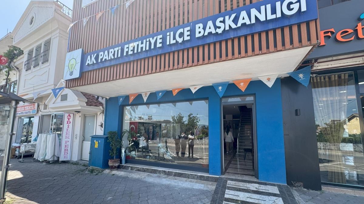 AK Parti İlçe Başkanlığı taşlı saldırı!