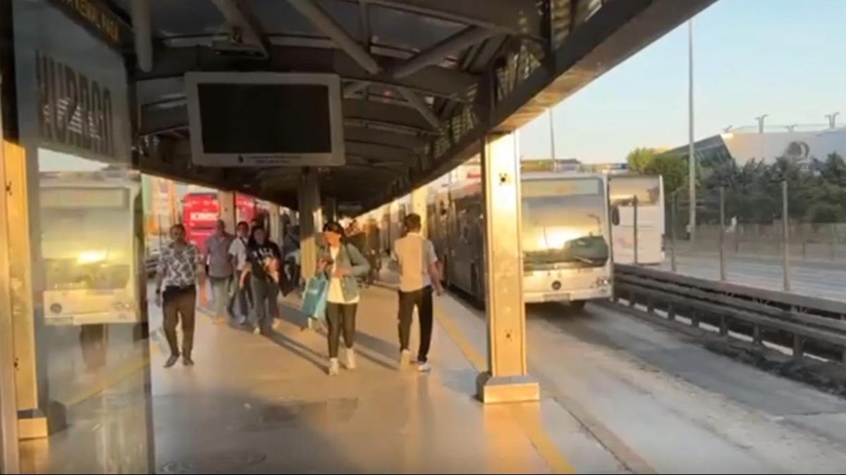 Metrobs duranda skandal anlar: BB yolcular kilometrelerce yrtt