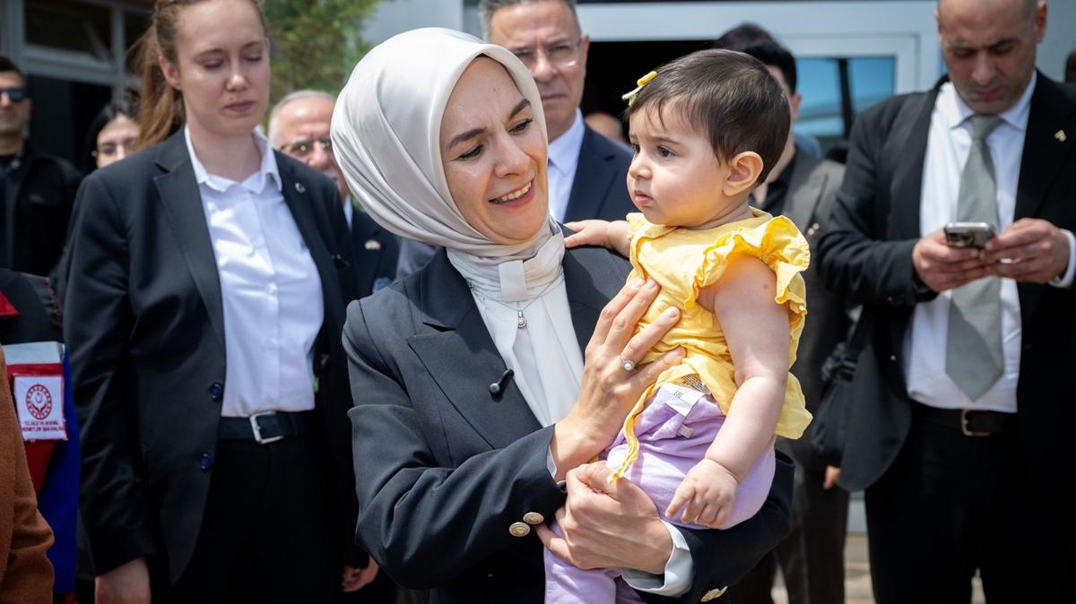 Bakan Gkta'tan Trkiye'ye getirilen Gazzeli ocuklara ziyaret 