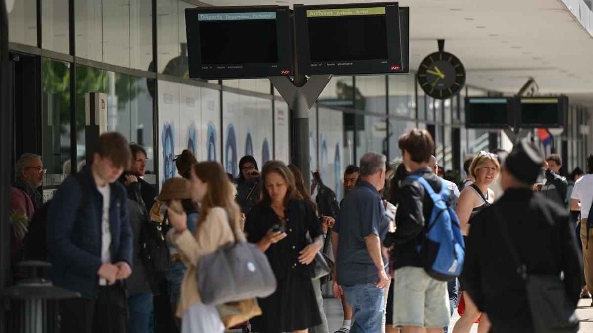 nternet kesildi, kredi kartlar almad: Bir AB lkesi daha karanla gmld