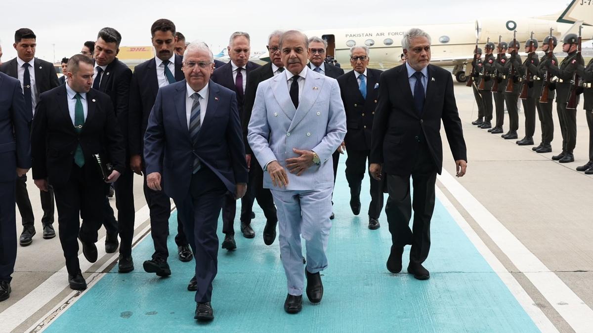 Bakan Gler, Pakistan Babakan erif'i havalimannda karlad