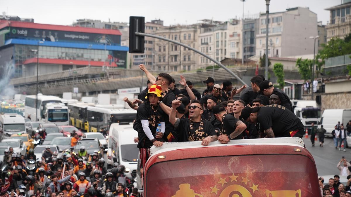 Galatasaray'da byk gn! ampiyonluk cokusu Yenikap'da