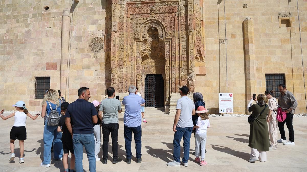 Esrarengiz glgeleri grmek isteyenler 8 asrlk camiye akn etti