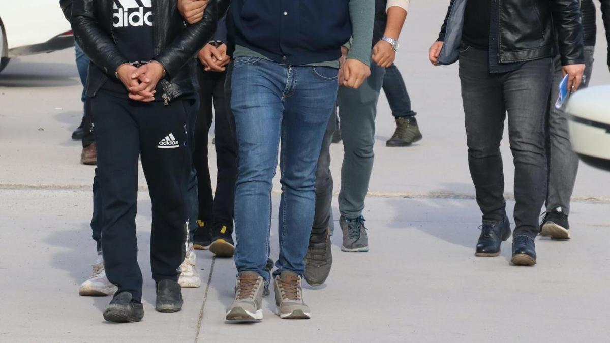 stanbul merkezli 36 ilde FET operasyonu: 60 muvazzaf asker iin tutuklama talebi