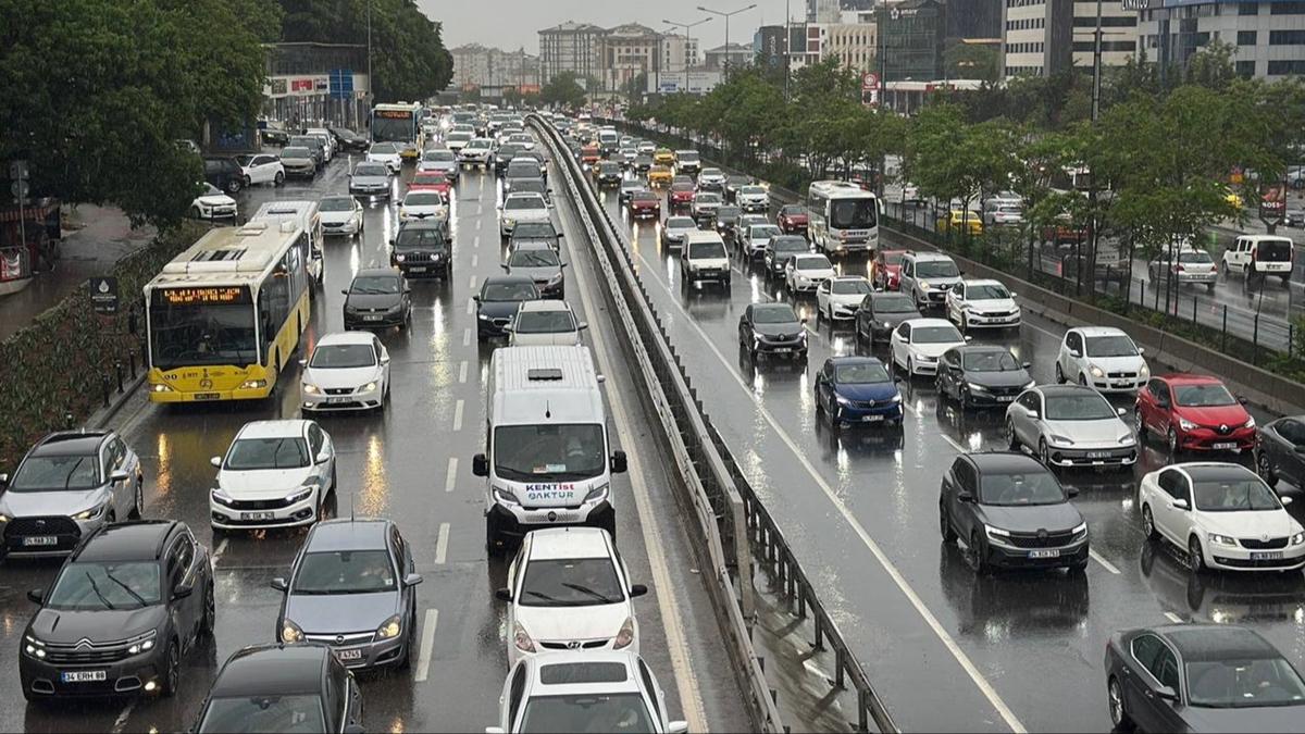 stanbul'da yan da etkisiyle trafik younluu yzde 81'e ulat