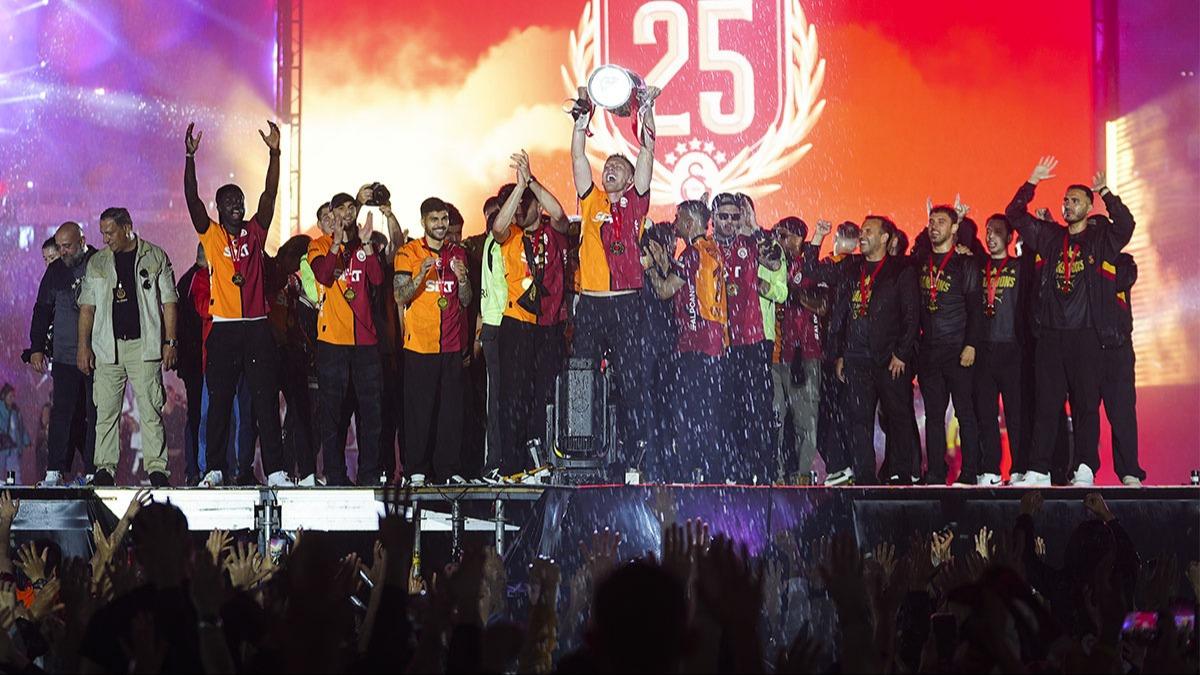 Yenikap sar krmzya boyand! Galatasaray'dan 2 kupal tarihi kutlama
