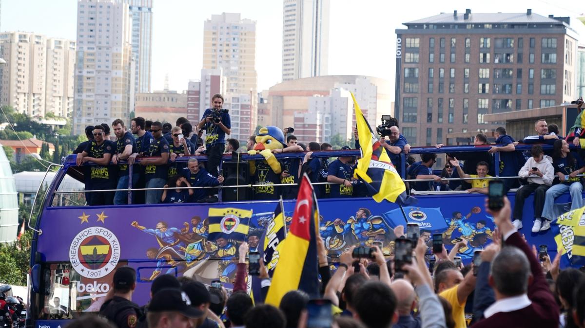 Fenerbahe Beko ampiyonluk turunda! Taraftarlaryla bir araya geldiler
