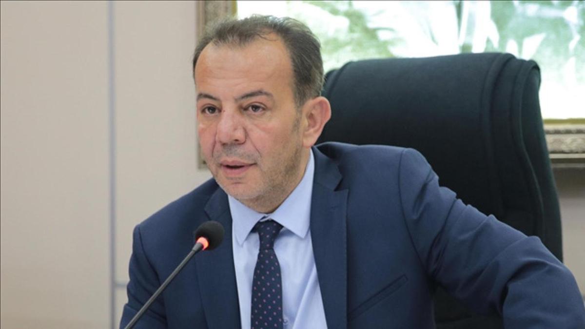 Tanju zcan'dan alak szler! stad Necip Fazl' hedef ald
