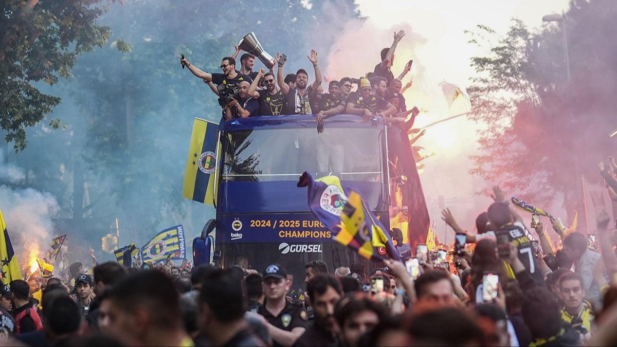 Badat Caddesi'nde dev kutlama! Fenerbahe taraftar kupayla bulutu