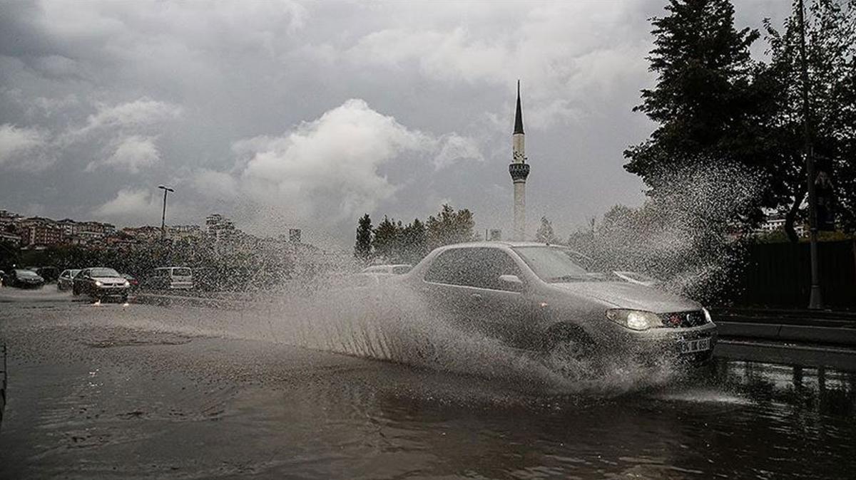 Bir anda bastrd: Yamur nedeniyle cadde ve sokaklar gle dnd