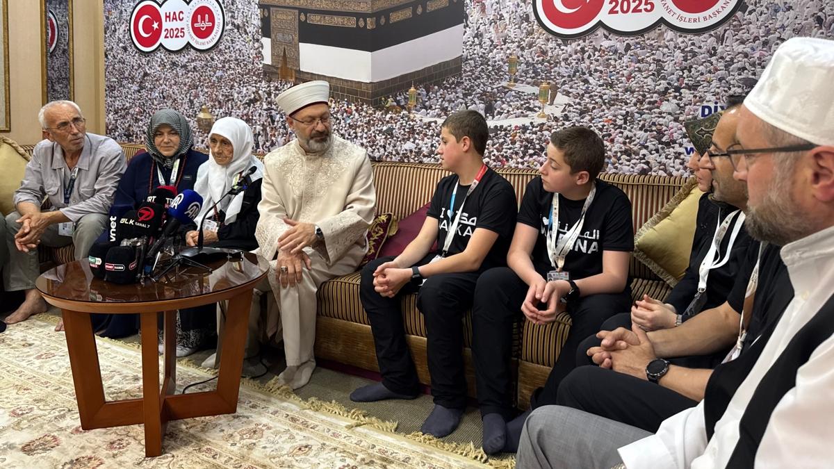 Biri 98 dieri 12 yanda! Diyanet leri Bakan Erba en yal ve en gen hac adaylaryla bulutu